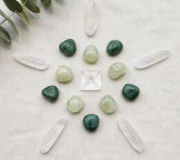 Mandala salud: pirámide de cuarzo cristal, 5 prehnitas, 5 aventurinas verdes y 5 puntas de cuarzo en bruto