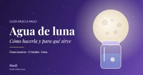 Agua de luna: tarro de cristal con agua bajo la luna llena