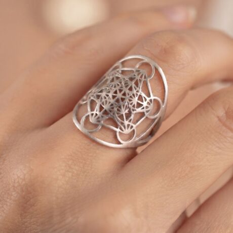 Anillo cubo Metatron plata en la mano
