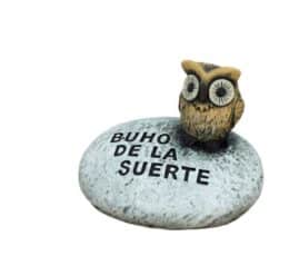Buho de la suerte sobre piedra