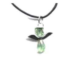 Colgante ángel de la salud con cristal verde y cordón