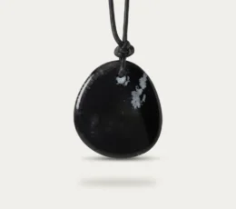 Colgante horóscopo Capricornio de obsidiana nevada con cordón de cuero