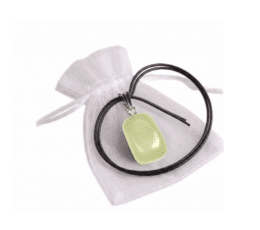 Colgante rodado jade con saquito y cordón