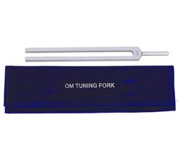 Diapasón OM 136,10 Hz de aluminio no ponderado con funda de terciopelo azul