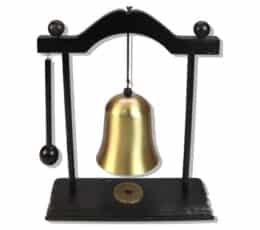 Gong de mesa con campana dorada, base de madera y moneda de la fortuna
