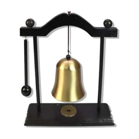 Gong de mesa con campana dorada, base de madera y moneda de la fortuna