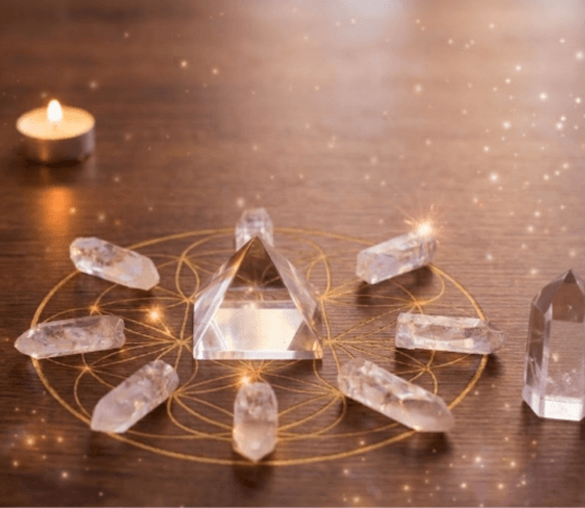 Parrilla de reiki con cristales de cuarzo y pirámide central sobre base de geometría sagrada