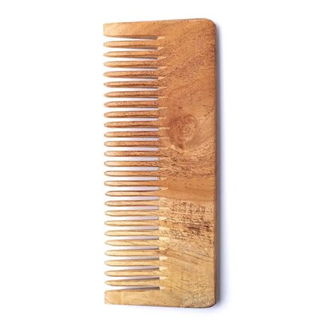 Reverso del peine de madera de neem con vetas naturales