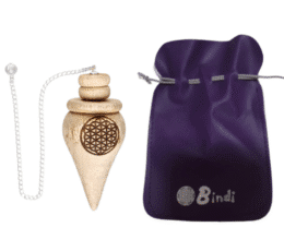 Péndulo de madera natural en forma de gota con la Flor de la Vida grabada, cadena plateada y bolsita de terciopelo morado Bindi