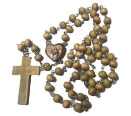 Rosario de madera con imágenes de santos en cajita