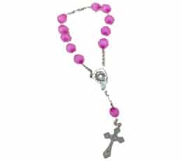 Rosario mini de mano pulsera morado con medalla y cruz de metal